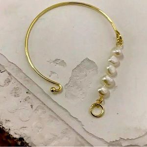 Delicate and feminine beautiful pearl bracelet